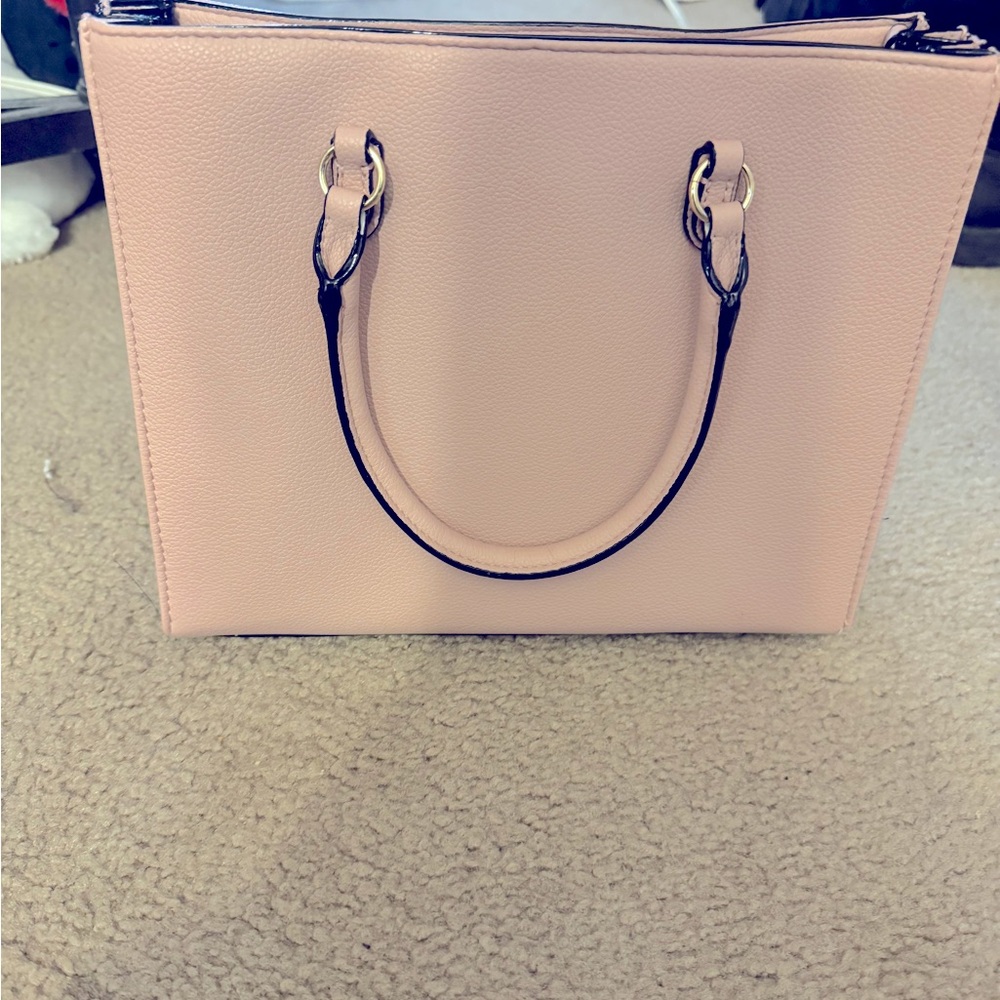 Pink Victoria Secret purse. Only used one time. Very nice purse. 🩷